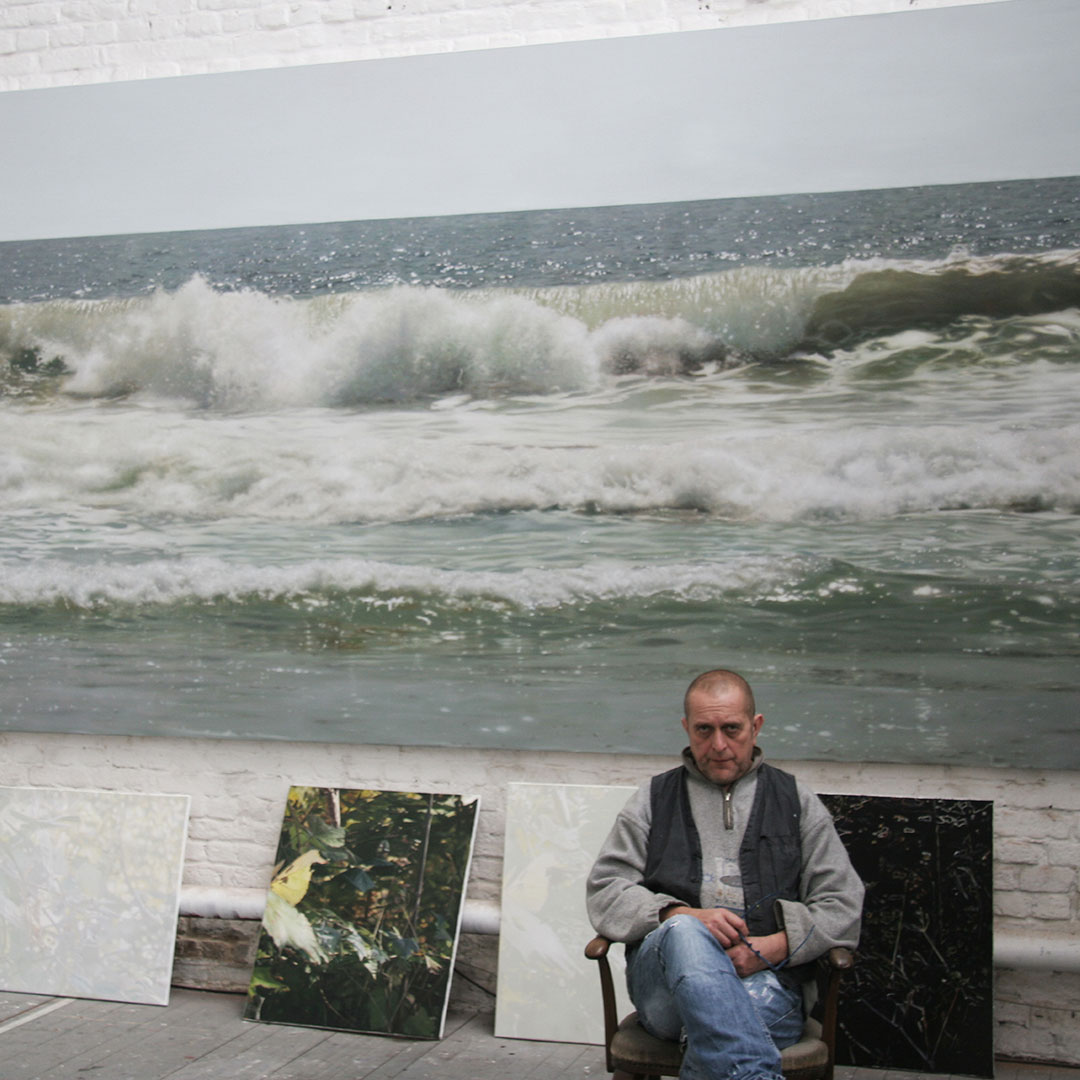 Stephan Kaluza im Atellier vor einem seiner Werke